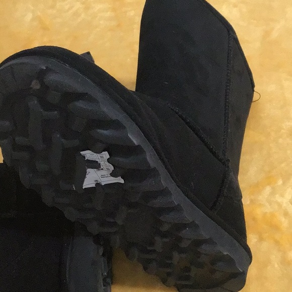 EUC. BEAR PAW “Elle” Short Microsuede Vegan Winter Boots in Black - Picture 13 of 16